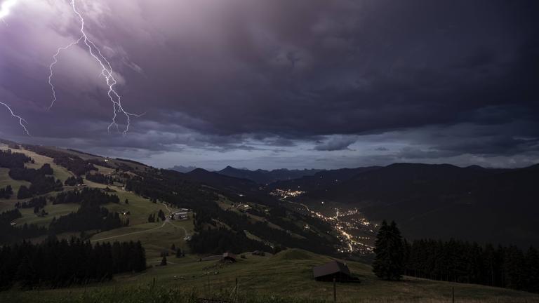 Österreich, Gewitter mit Blitzen in den Bergen, Ausblick über das Brixental