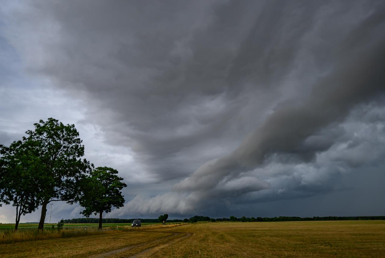 Eine Gewitterzelle zieht über die Landschaft im östlichen Brandenburg.