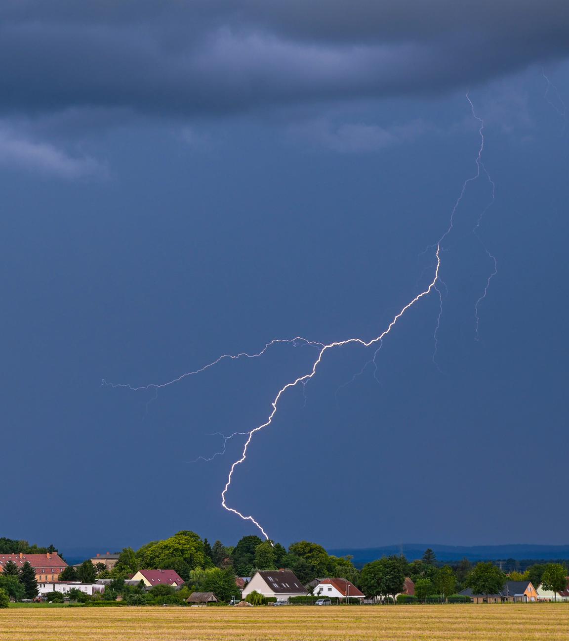 Brandenburg, Petersdorf: Blitze eines Gewitters leuchten über der Landschaft im östlichen Brandenburg. Archivbild