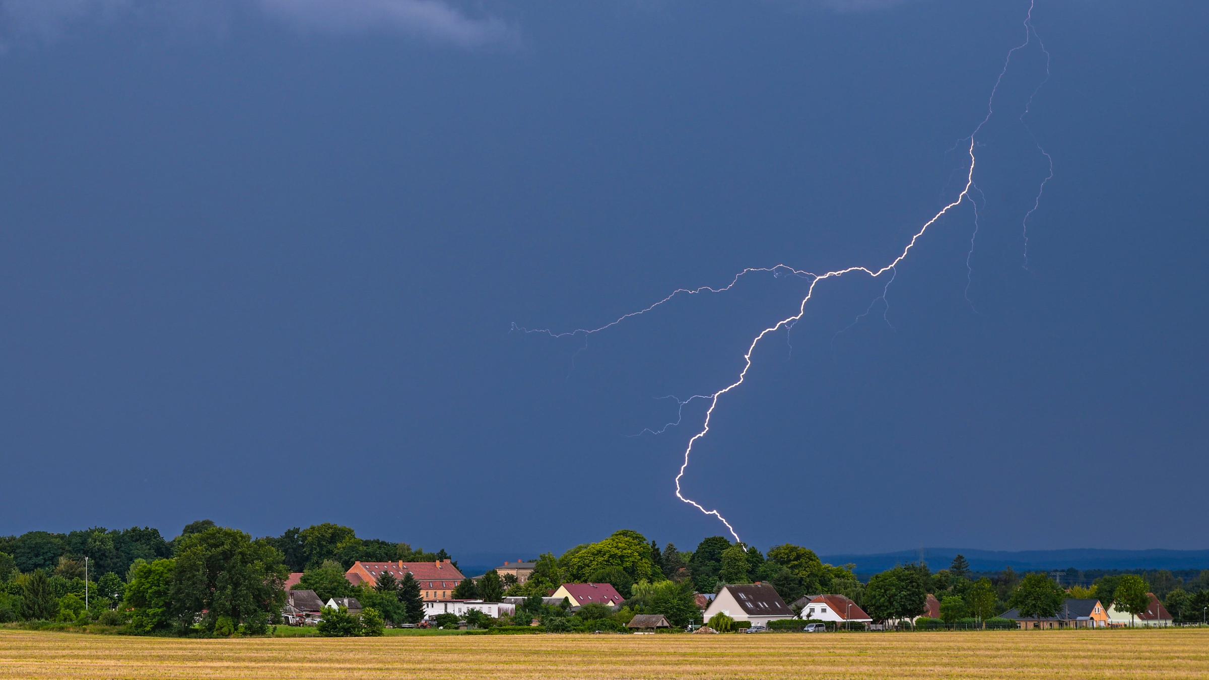 Brandenburg, Petersdorf: Blitze eines Gewitters leuchten über der Landschaft im östlichen Brandenburg. Archivbild