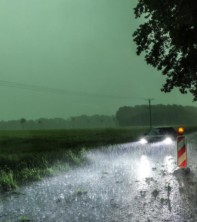 Gewitter mit Starkregen auf einer Straße in Ibbenbüren, Nordrhein-Westfalen, am 29.05.2026.