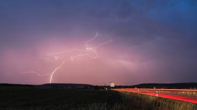 Archiv: Blitze zucken bei einem abendlichen Gewitter über Mittelfranken.