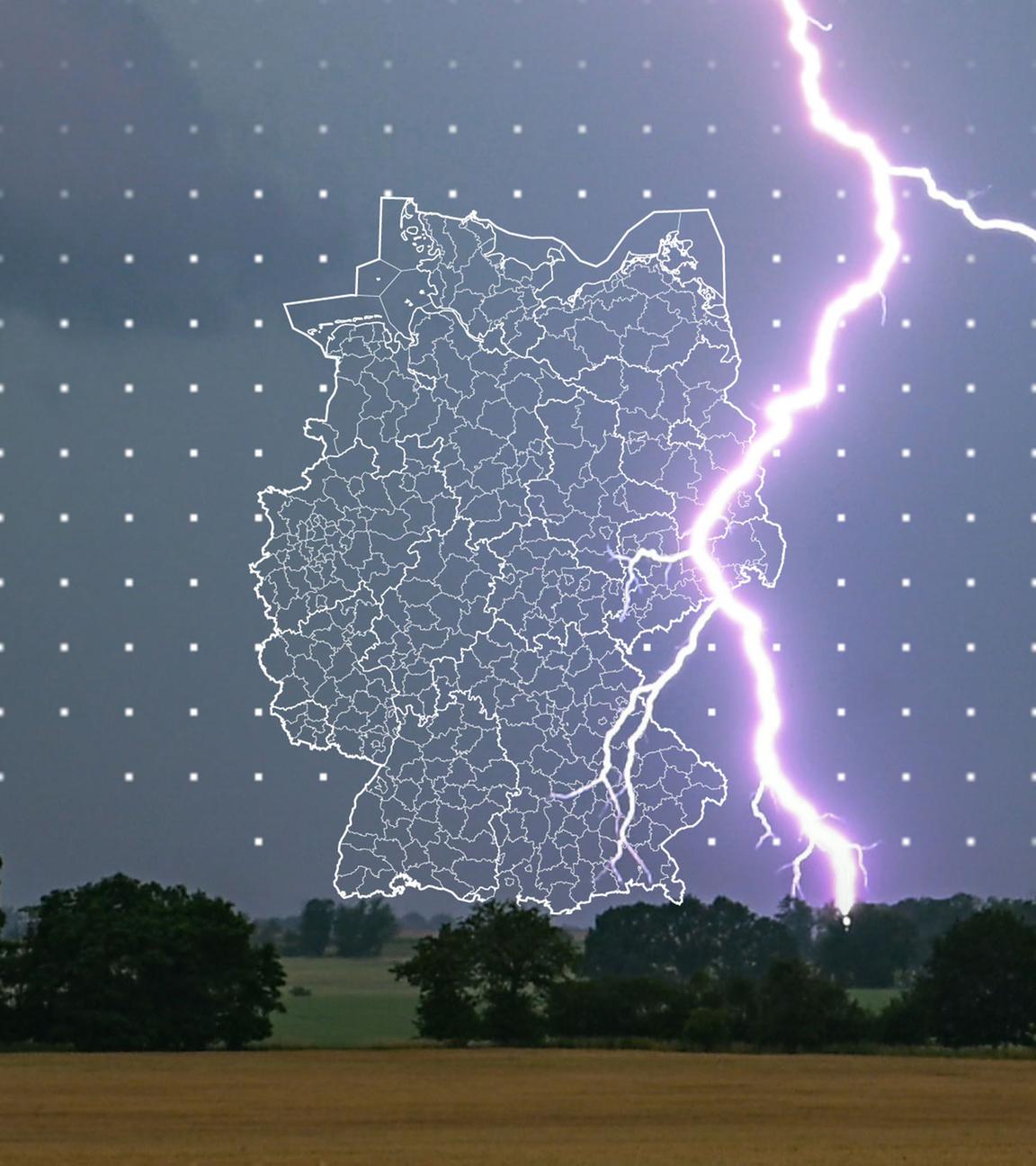 Gewitter mit einem einschlagenden Blitz über einem Feld mit Bäumen, darüber eine Karte mit den Landkreisen Deutschlands ohne Einfärbung der Warnstufe