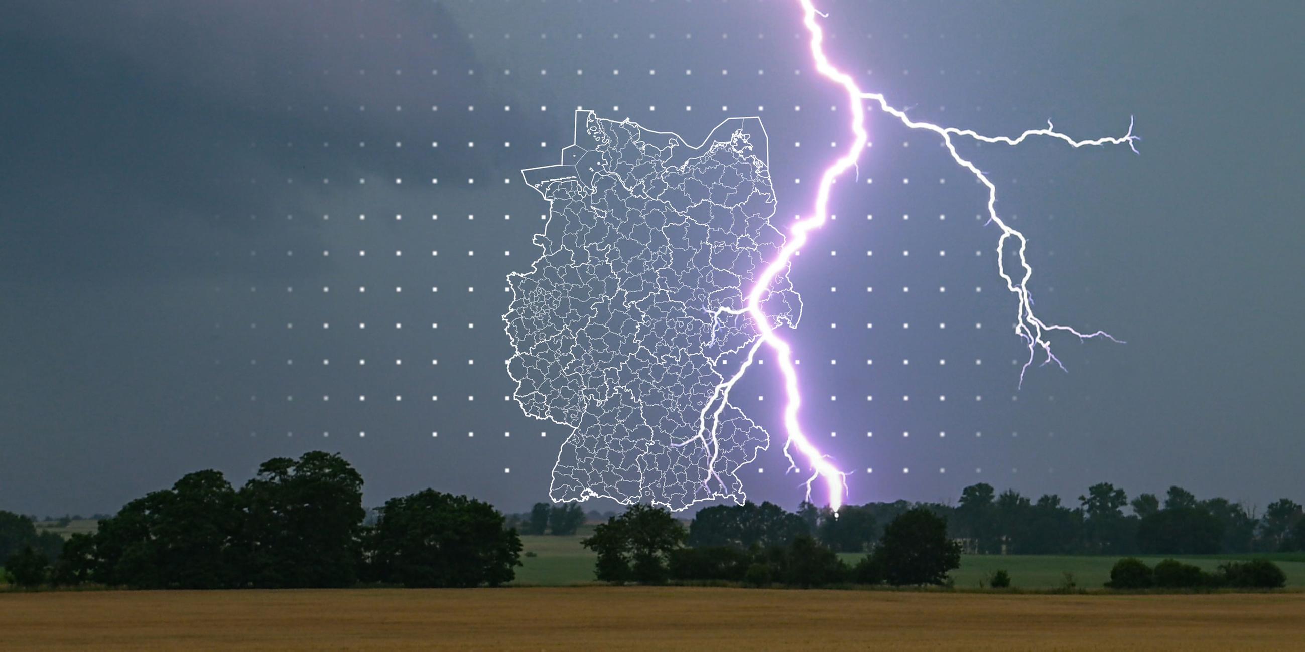 Gewitter mit einem einschlagenden Blitz über einem Feld mit Bäumen, darüber eine Karte mit den Landkreisen Deutschlands ohne Einfärbung der Warnstufe