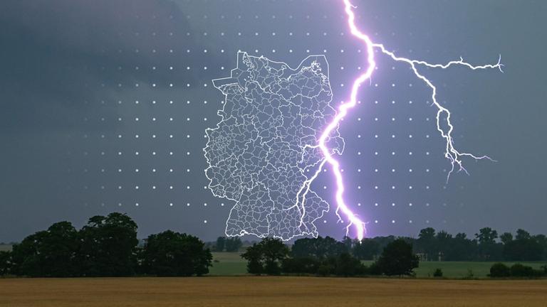 Gewitter mit einem einschlagenden Blitz über einem Feld mit Bäumen, darüber eine Karte mit den Landkreisen Deutschlands ohne Einfärbung der Warnstufe