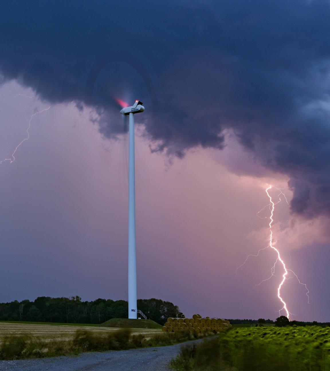 Gewitter nahe eines Windrades