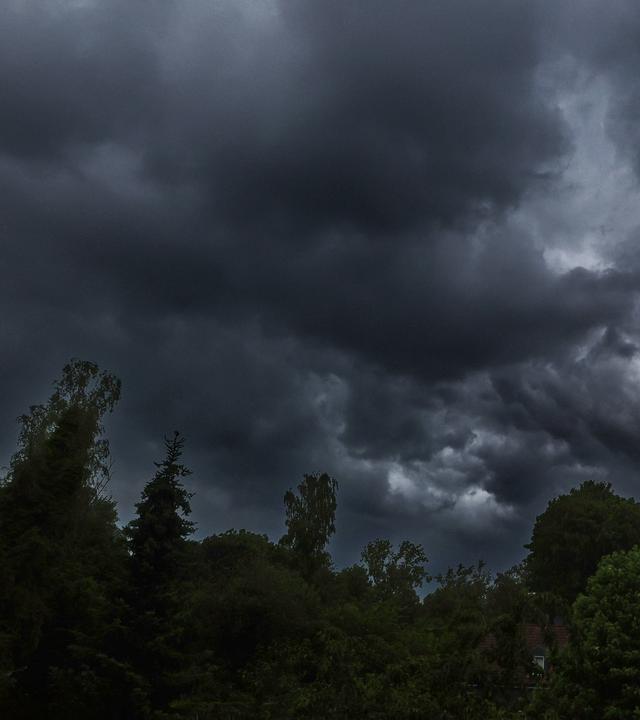 Starke Gewitter während einer starken Gewitterlage und laufender Warnung mit kräftigen Regenfällen am 02.06.2026 bei Essen, Nordrhein-Westfalen.