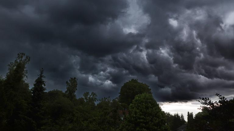 Starke Gewitter während einer starken Gewitterlage und laufender Warnung mit kräftigen Regenfällen am 02.06.2026 bei Essen, Nordrhein-Westfalen.