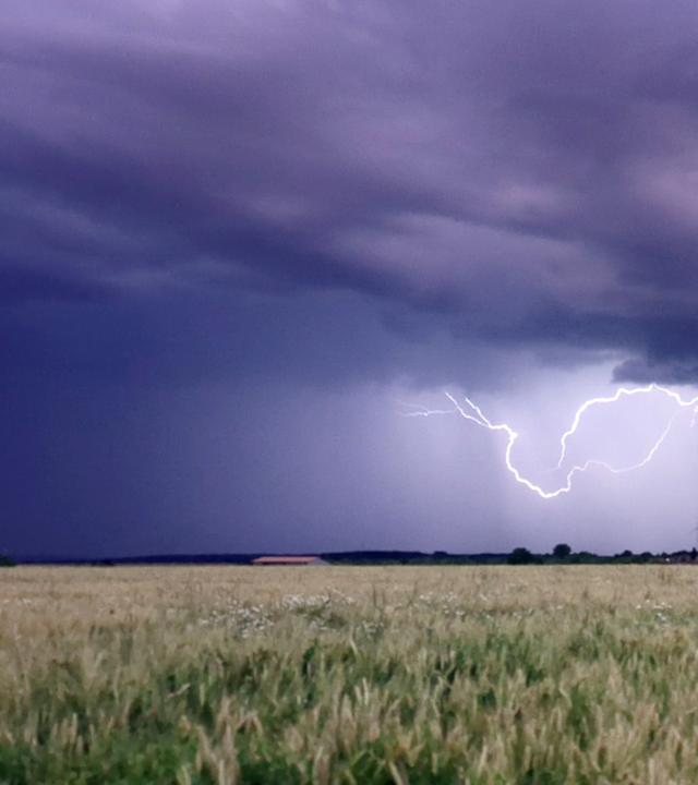 Dunkle Gewitterwolken ziehen bei einem Gewitter am Abend über dem Großraum Ulm auf, aufgenommen am 13.07.2025