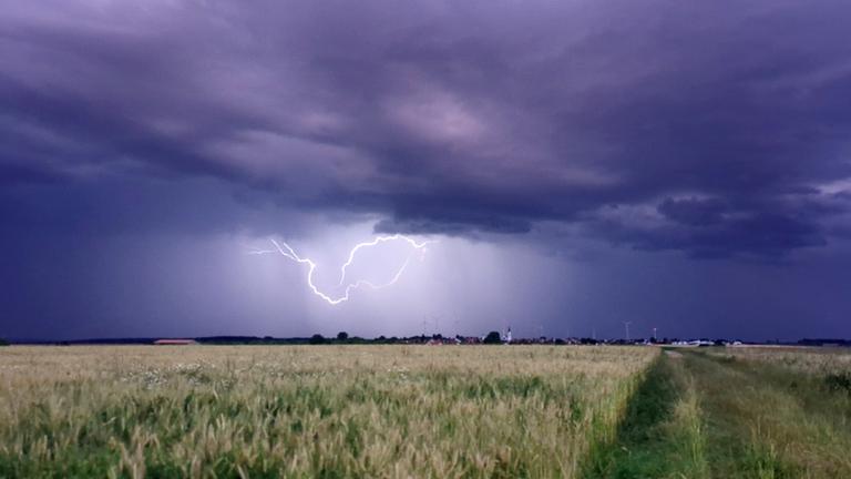 Dunkle Gewitterwolken ziehen bei einem Gewitter am Abend über dem Großraum Ulm auf, aufgenommen am 13.07.2025