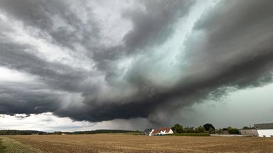 Dunkle und bedrohliche Gewitterwolken ziehen bei Ulm in Baden-Württemberg auf.