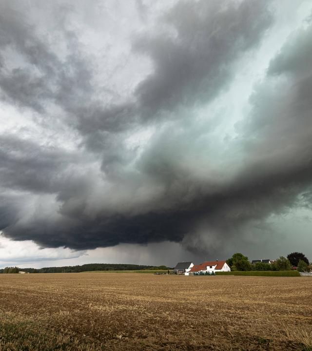 Dunkle und bedrohliche Gewitterwolken ziehen bei Ulm in Baden-Württemberg auf.