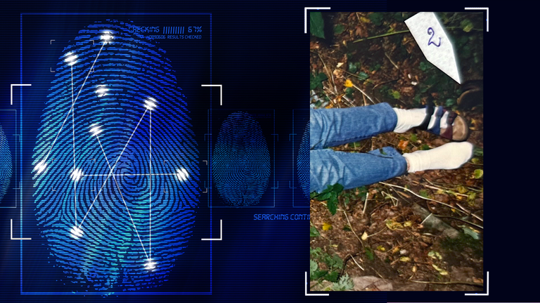 Foto aus der Polizeiakte. Eine Leiche im Wald. Es sind nur die Beine zu sehen. Ein weißes Schild der Spurensicherung mit der Ziffer 2. Links daneben: Lichtschematische Darstellung eines Fingerabdrucks.