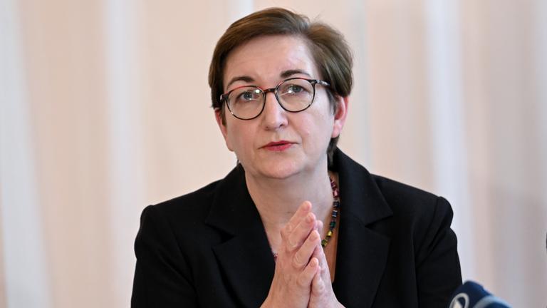 Berlin: Klara Geywitz (SPD), Bundesministerin für Wohnen, Stadtentwicklung und Bauwesen, spricht bei einer Pressekonferenz nach einem Rundgang durch eine medizinische und sozialpädagogische Einrichtung für Obdachlose geführt.