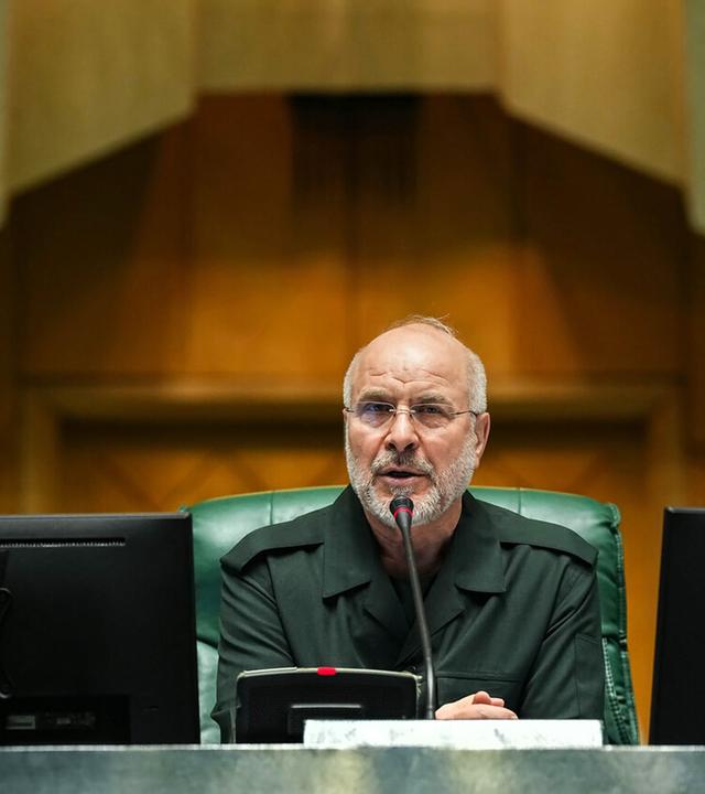 01.02.2026, Iran, Teheran: Von Khane Melat, der Nachrichtenagentur des iranischen Parlaments, zur Verfügung gestelltes Handout zeigt Mohammed Bagher Ghalibaf, Irans Parlamentspräsident, in einer Sitzung des Parlaments.