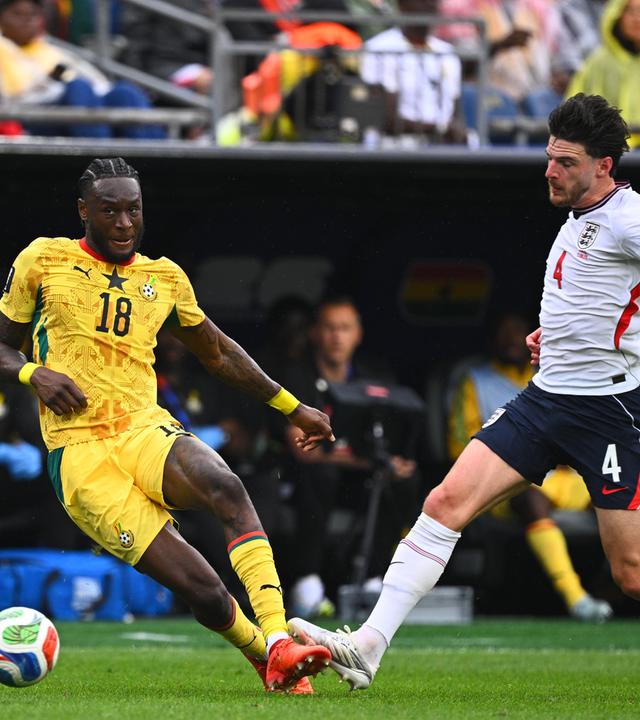 Jerome Opoku (Ghana) und Declan Rice (England) kämpfen im Spiel England gegen Ghana um den Ball im Boston Stadium.