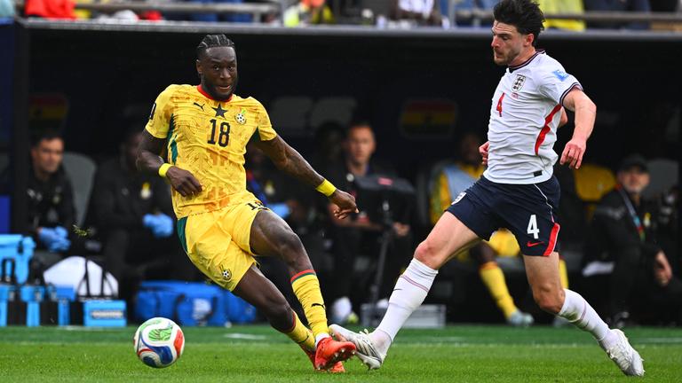 Jerome Opoku (Ghana) und Declan Rice (England) kämpfen im Spiel England gegen Ghana um den Ball im Boston Stadium.