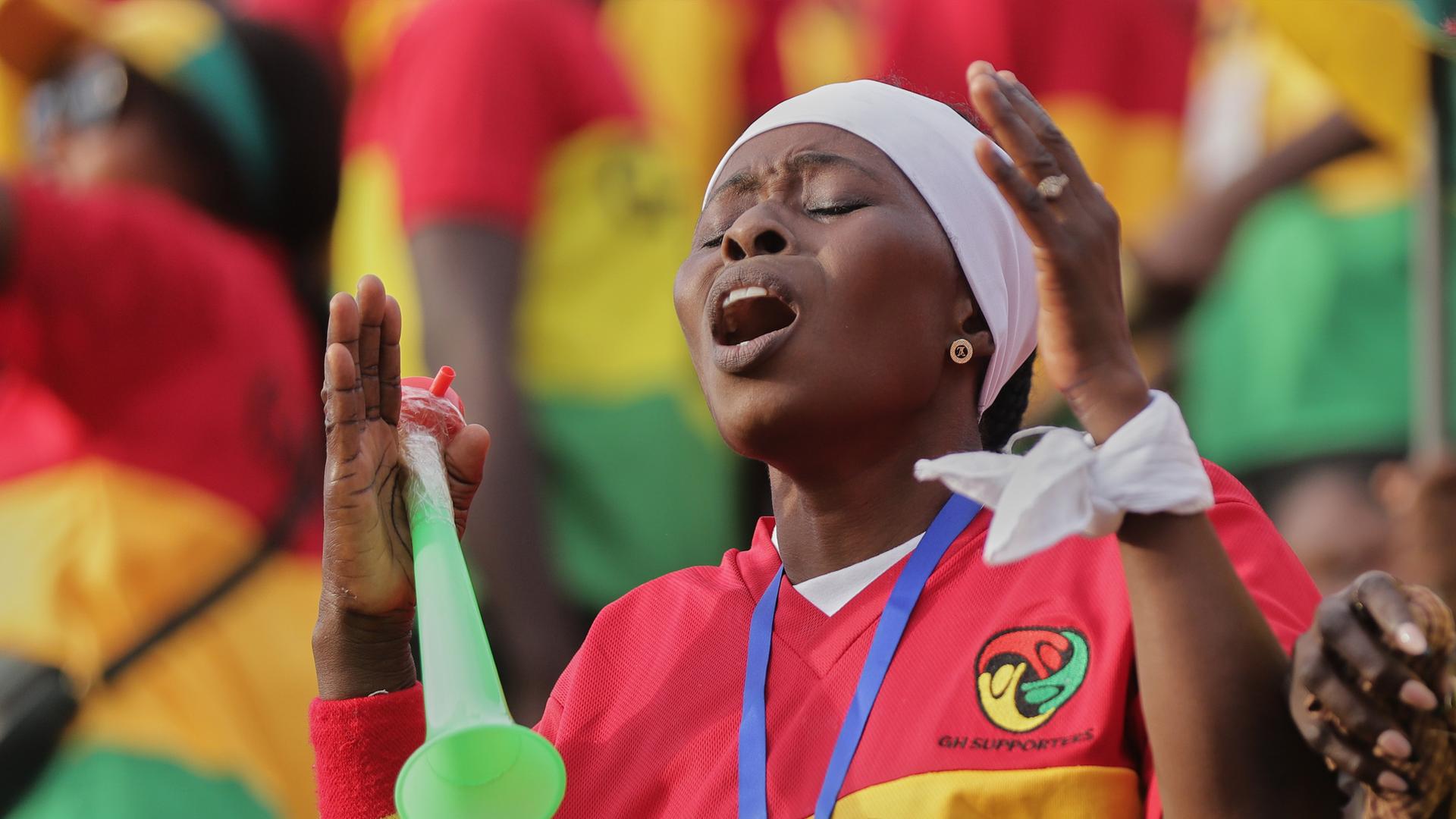 Ein ghanaischer Fan jubelt während des Qualifikationsspiels zur FIFA Fussball-Weltmeisterschaft 2026