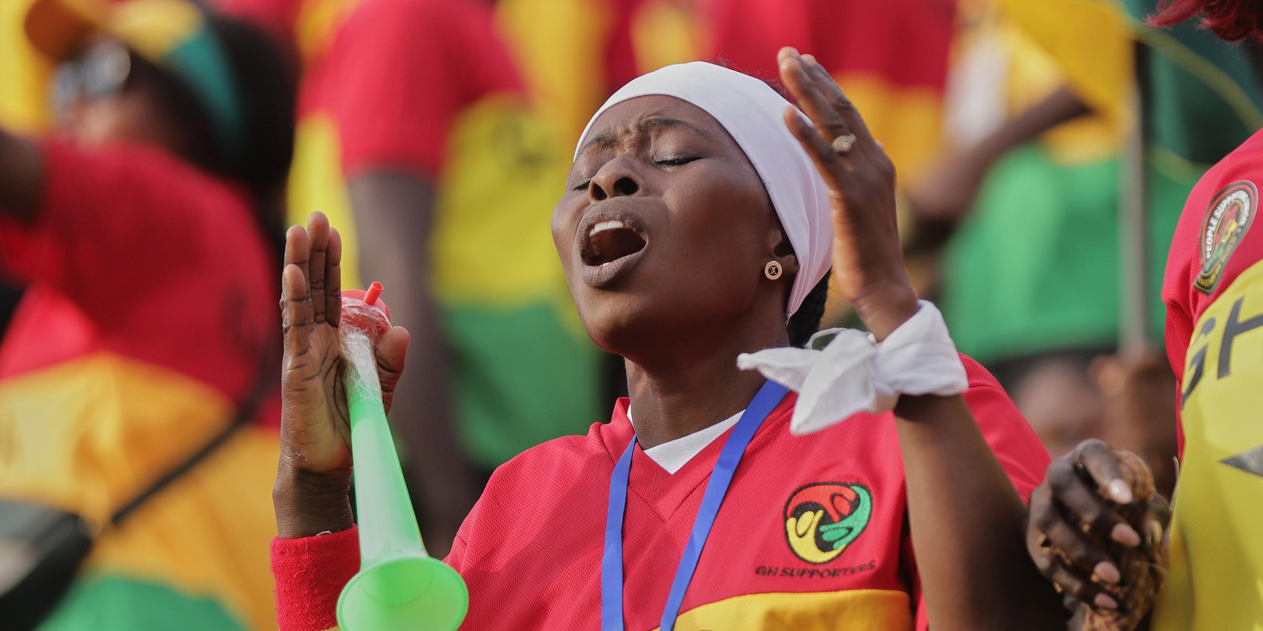 Ein ghanaischer Fan jubelt während des Qualifikationsspiels zur FIFA Fussball-Weltmeisterschaft 2026