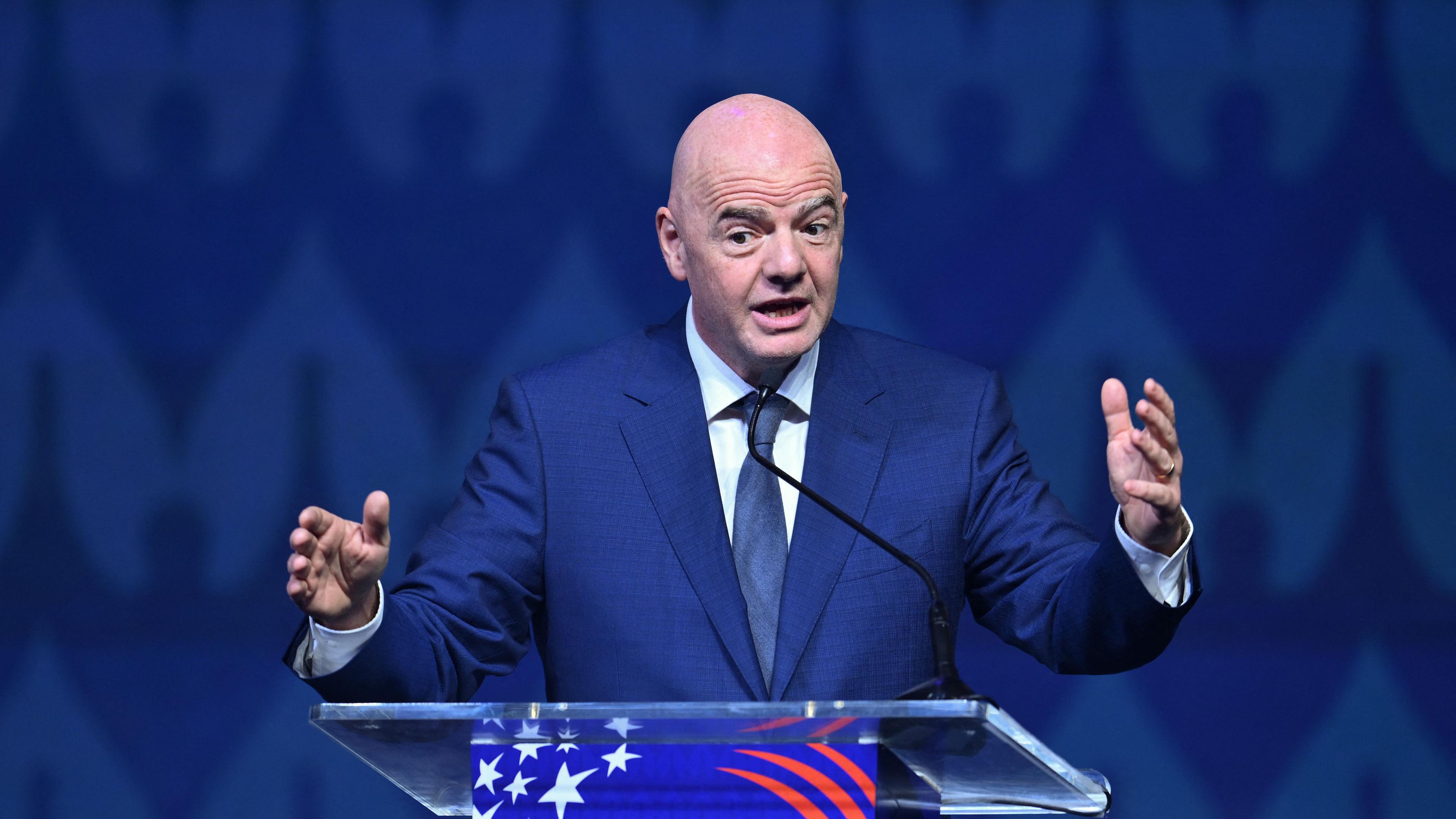 FIFA-Präsident Gianni Infantino spricht auf der Bühne während der Endauslosung für den Fußballwettbewerb Conmebol 2024 Copa America am 07.12.2023.