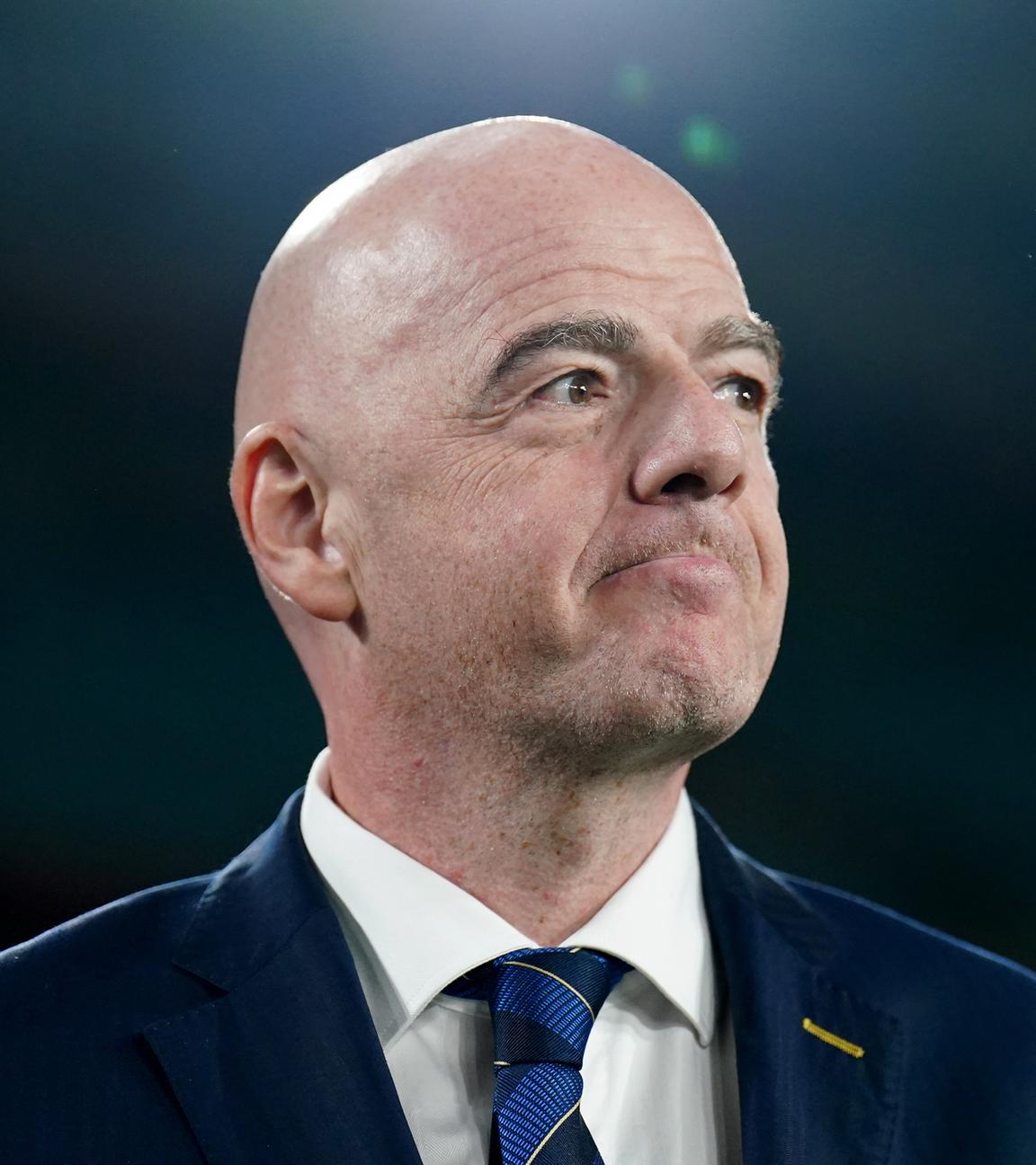 Gianni Infantino, vom 20.08.2023, der sich aktuell „zutiefst betrübt” über die rassistischen Beleidigungen im Internet gegen die englische Spielerin Jess Carter bei der Euro 2025 zeigt und verspricht, dass die FIFA Daten an die zuständigen Behörden weitergeben wird, um die Täter zu identifizieren. 