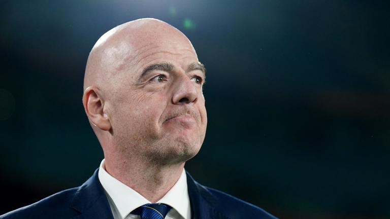 Gianni Infantino, vom 20.08.2023, der sich aktuell „zutiefst betrübt” über die rassistischen Beleidigungen im Internet gegen die englische Spielerin Jess Carter bei der Euro 2025 zeigt und verspricht, dass die FIFA Daten an die zuständigen Behörden weitergeben wird, um die Täter zu identifizieren. 