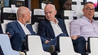 Gianni Infantino und Mattias Grafström im Stadion in Rabat