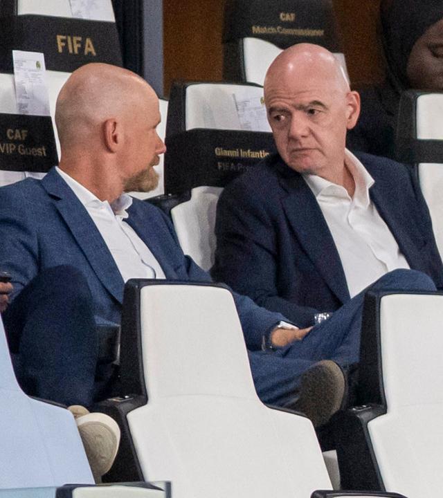 Gianni Infantino und Mattias Grafström im Stadion in Rabat