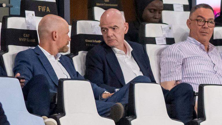 Gianni Infantino und Mattias Grafström im Stadion in Rabat