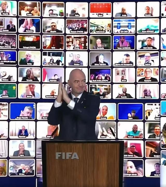FIFA-Präsident Gianni Infantino hält eine Rede und applaudiert während eines virtuellen FIFA-Kongresses zur WM-Vergabe 2030 und 2034