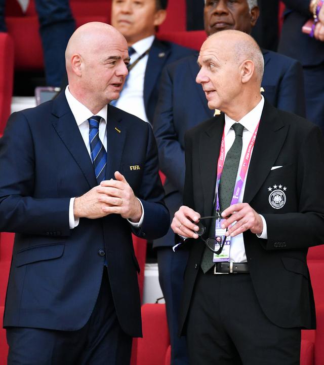 FIFA-Präsident Gianni Infantino und DFB-Präsident Bernd Neuendorf während der Fußball-Weltmeisterschaft im Jahre 2022.