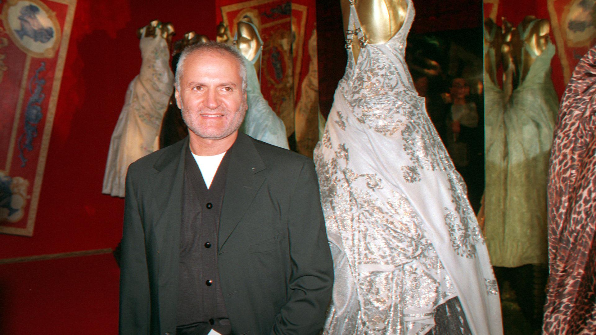 Berlin: Der italienische Modedesigner Gianni Versace steht im Kunstgewerbemuseum vor einigen seiner Werke. Archivbild