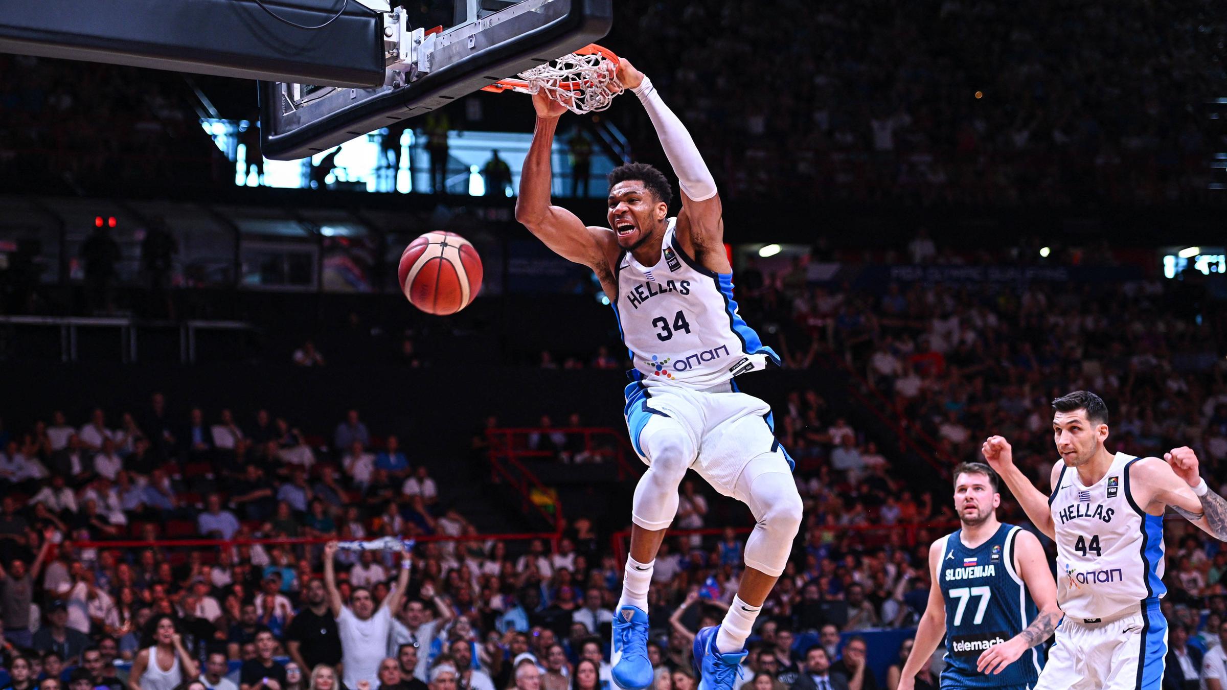 Griechenlands Fahnenträger ist Giannis Antetokounmpo. Der Basketball-Star wurde 2021 NBA-Meister, war mehrfacher NBA-All-Star und zweimaliger MVP der NBA.
