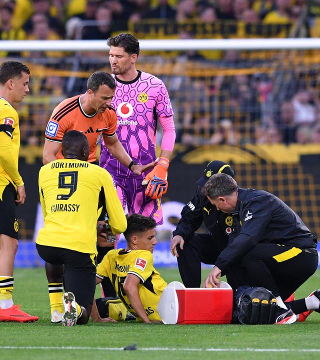 Fußballer Giannis Konstantelias, von Dortmund, verletzt am Boden am 29.08.2026 im Signal Iduna Park, Dortmund.