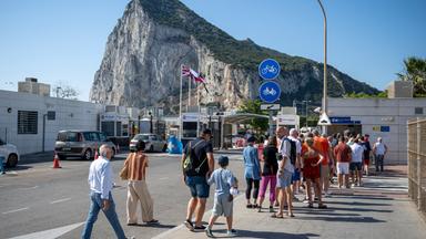 Spanien, stehen Menschen Schlange, um die Grenze zwischen Spanien und Gibraltar zu überqueren.
