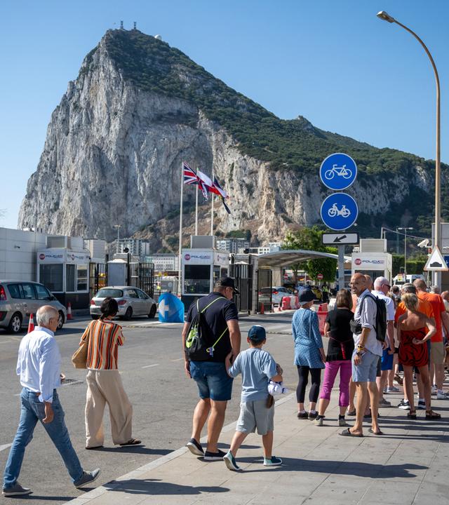 Spanien, stehen Menschen Schlange, um die Grenze zwischen Spanien und Gibraltar zu überqueren.