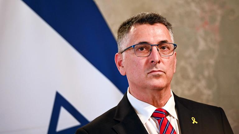 Gideon Saar mit neutralem Blick bei einer Pressekonferenz.