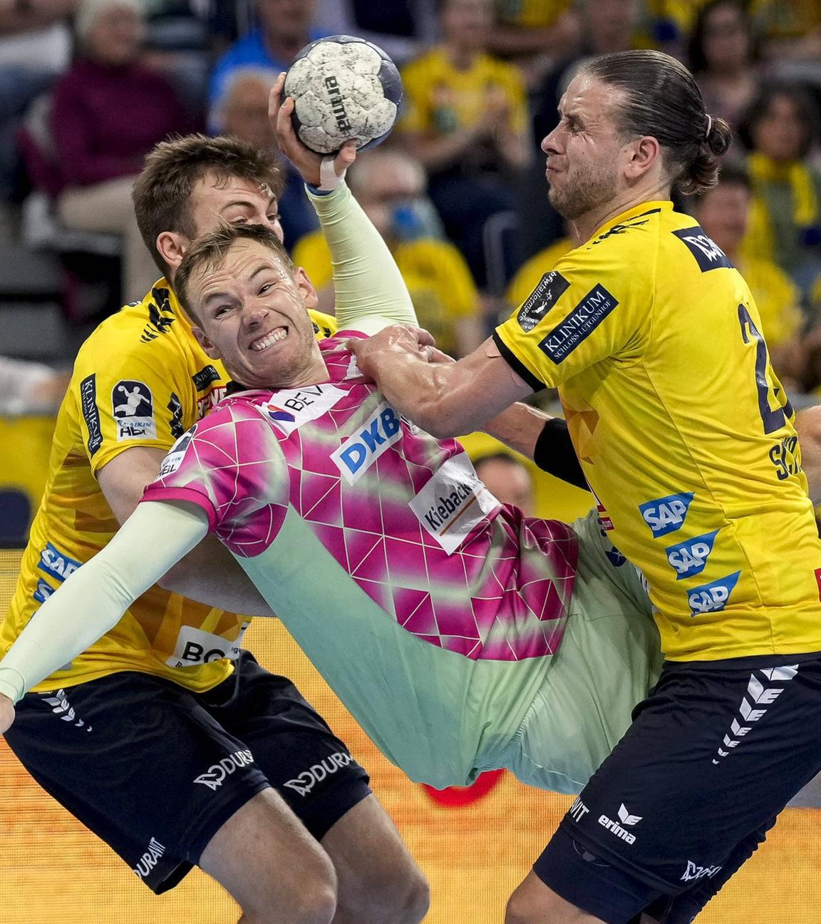V.li.: Steven Plucnar Jacobsen (RNL), Mathias Gidsel (Füchse, 19), Olle Forsell Schefvert.