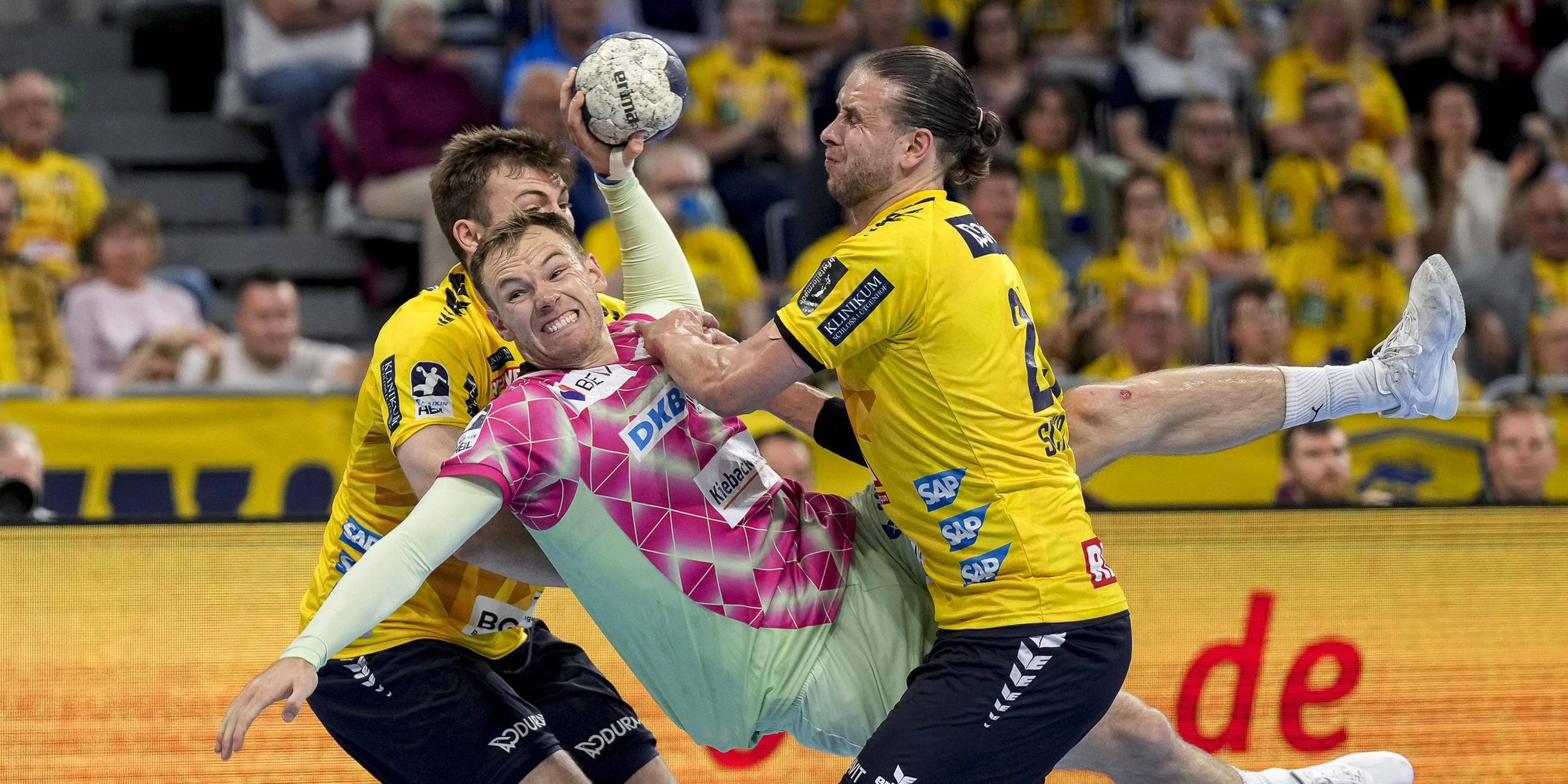 V.li.: Steven Plucnar Jacobsen (RNL), Mathias Gidsel (Füchse, 19), Olle Forsell Schefvert.