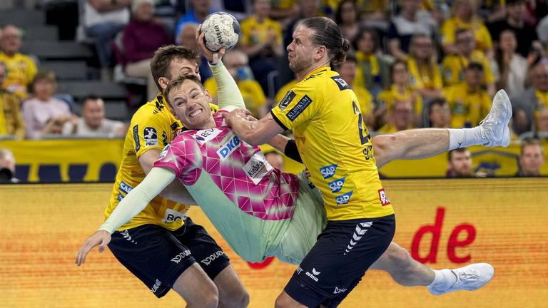 V.li.: Steven Plucnar Jacobsen (RNL), Mathias Gidsel (Füchse, 19), Olle Forsell Schefvert.