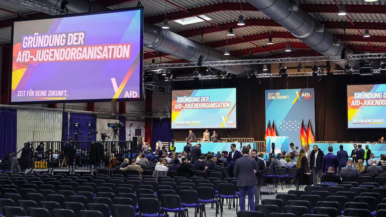 Großbildschirme sind während des Gründungsparteitags des neuen Jugendverbands der Partei Alternative für Deutschland (AfD) am 29. November 2025 in Gießen, Deutschland, zu sehen.