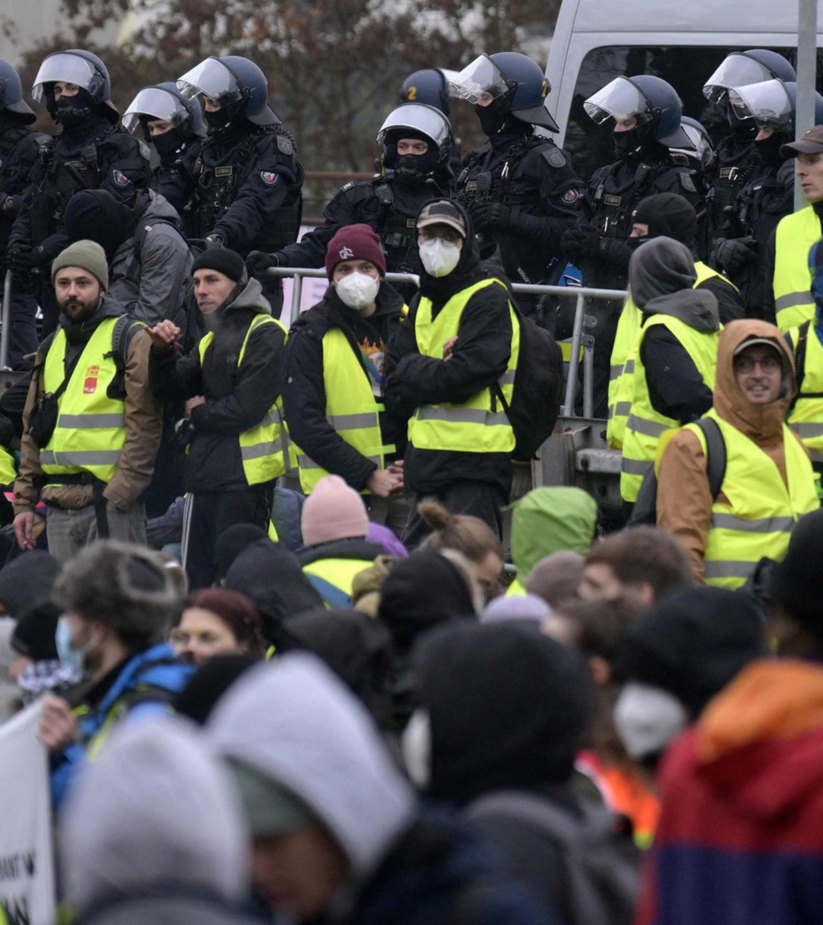 Die Polizei steht neben Demonstrierenden gegen rechtsextreme Politik während eines Protests gegen einen zweitägigen Parteitag der rechtsextremen Partei „Alternative für Deutschland“ (AfD), bei dem in Gießen in Westdeutschland ihre neue Jugendorganisation gegründet wird.