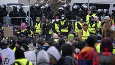 Die Polizei steht neben Demonstrierenden gegen rechtsextreme Politik während eines Protests gegen einen zweitägigen Parteitag der rechtsextremen Partei „Alternative für Deutschland“ (AfD), bei dem in Gießen in Westdeutschland ihre neue Jugendorganisation gegründet wird.