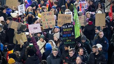  Teilnehmer unterschiedlicher Organisationen protestieren in Gießen gegen die Gründungsversammlung der neuen AfD-Jugendorganisation.