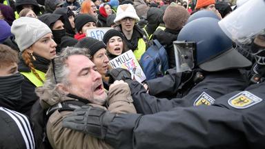 Polizei und Demonstrierende geraten während eines Protests anlässlich eines zweitägigen Treffens der Alternative für Deutschland (AfD) zur Gründung ihrer neuen Jugendorganisation in Gießen, am 29. November 2025 aneinander.