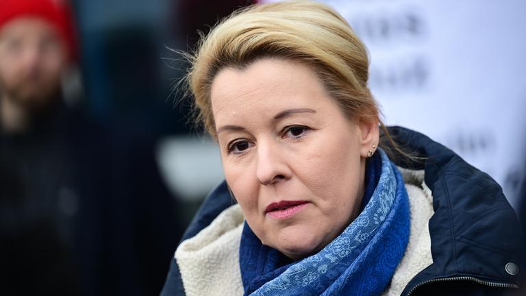 Franziska Giffey (SPD), Berliner Senatorin für Wirtschaft, Energie und Betriebe, spricht während eines Stromausfalls im Südwesten Berlins in einer Notunterkunft. 