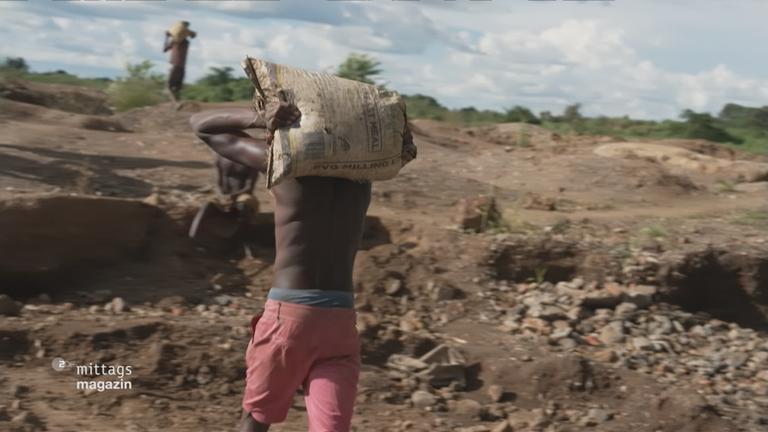 Mann arbeitet im Bergbau