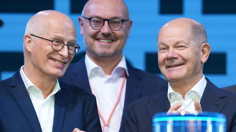 Hamburg: Bundeskanzler Olaf Scholz (r-l, SPD), Markus Weber, Finanzvorstand im Team der Geschäftsführung von Quest One, und Peter Tschentscher (SPD), Erster Bürgermeister von Hamburg, stehen während der Eröffnung des Gigahubs für grüne Wasserstofftechnologie von Quest One zusammen.