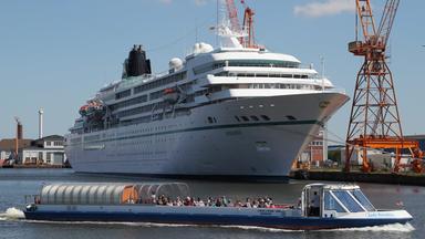 Ein großes Schiff im Hafen.