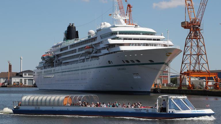 Ein großes Schiff im Hafen.